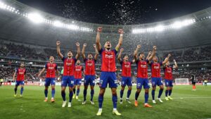 アルビレックス新潟、昇格を祝うサッカーチーム